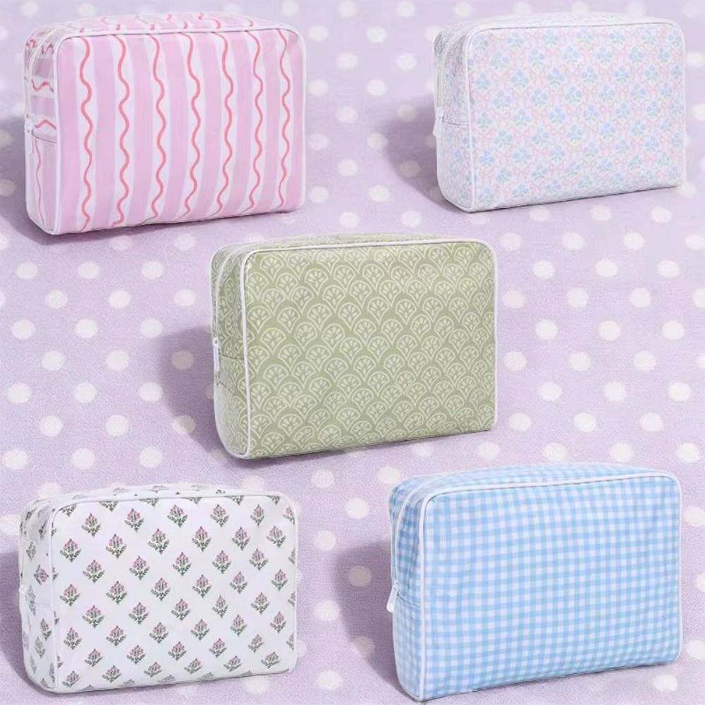 Cosmetic Bags - حقيبة مستحضرات تجميل مصنوعة من البوليستر